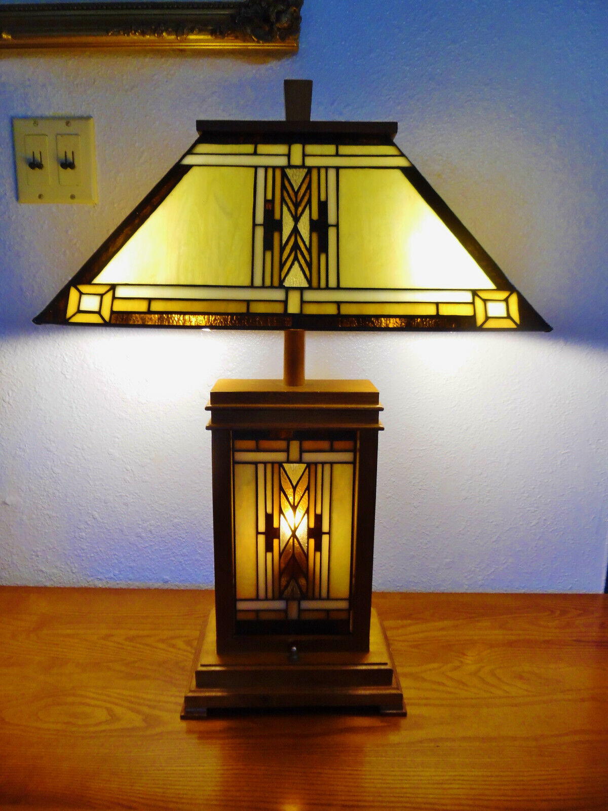 VINTAGE STAINED GLASS MISSION LAMP,STNED.GLS.BASE LGTS.TOO,WOOD TOP,ORIG.FINIAL
