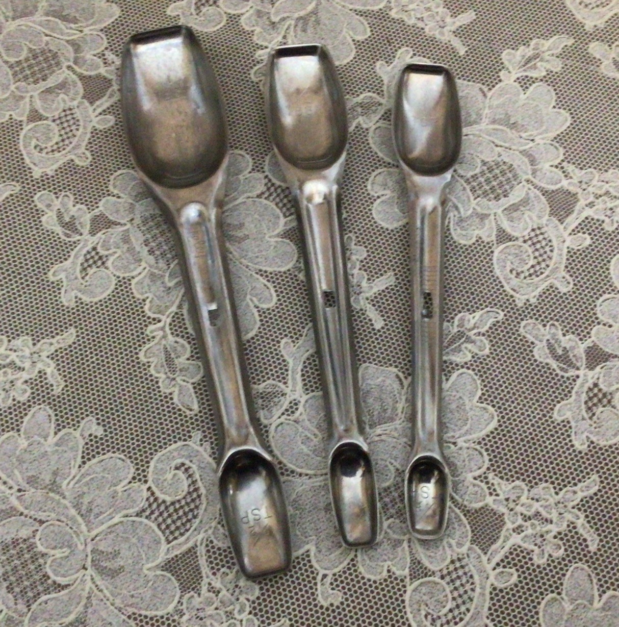 Vintage Foley Script Nesting Hook Measuring Spoons Complete Set