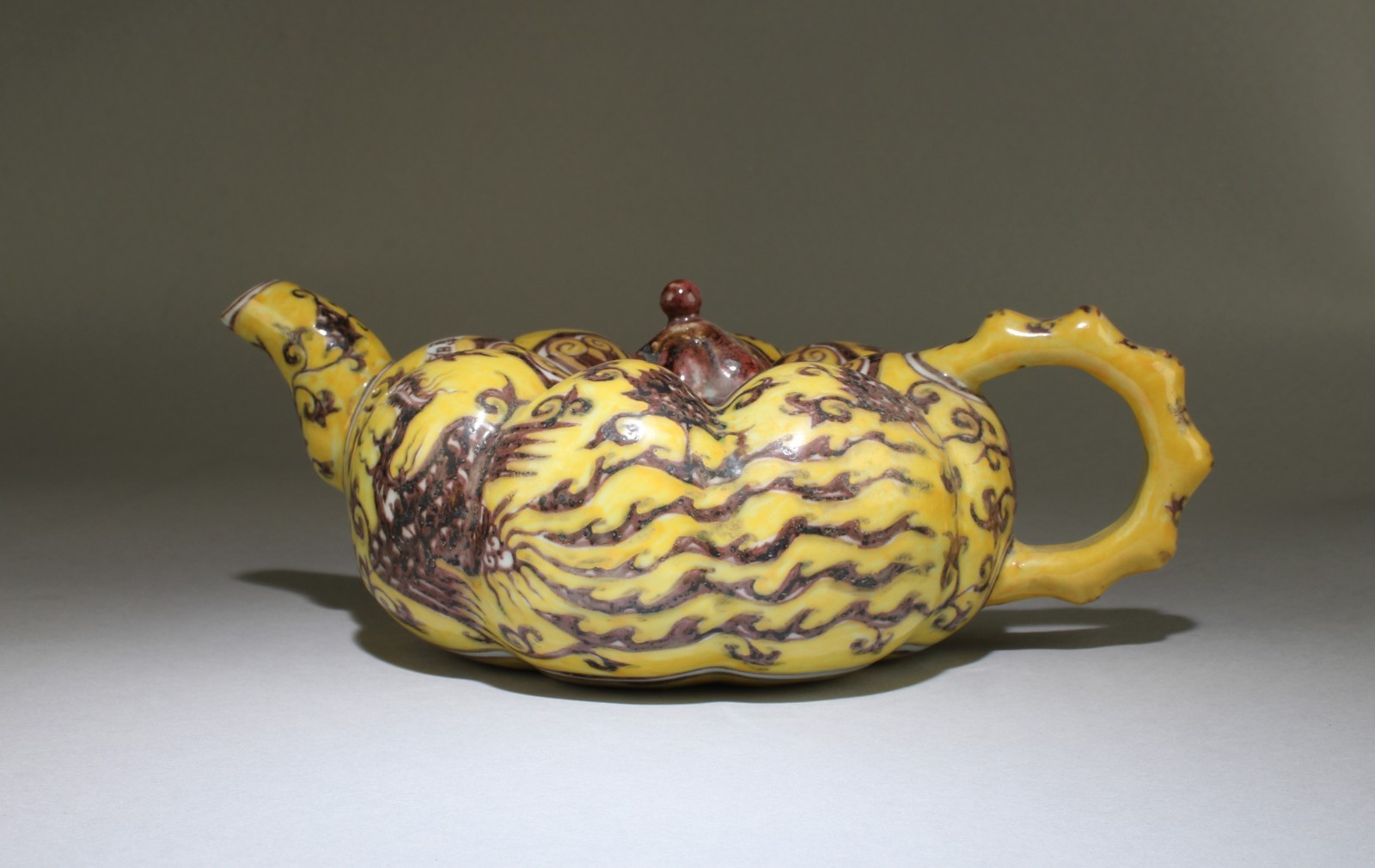 A Famille Jaune Pot. 'XuanDe' mark A Famille Jaune Pot. 'XuanDe' mark