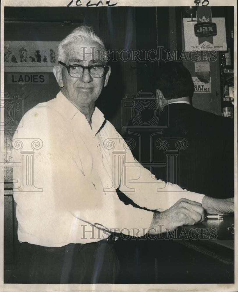 1970 Press Photo Illegal gambling & racehorse handbooks suspect Carlton Chaison