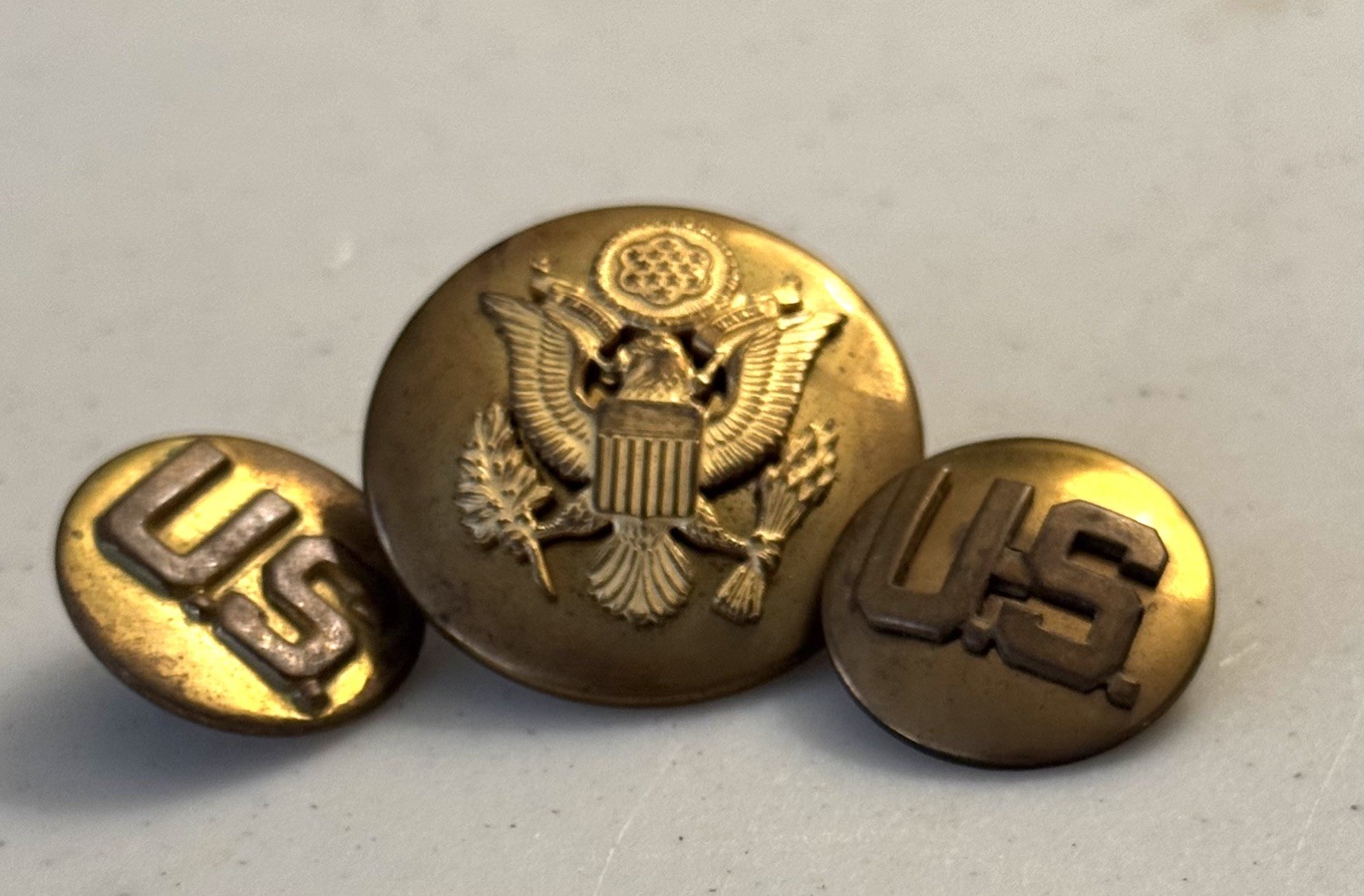 WWI Era US Military Uniform Insignia Lot Great Seal Eagle Screwback + 2 US Discs