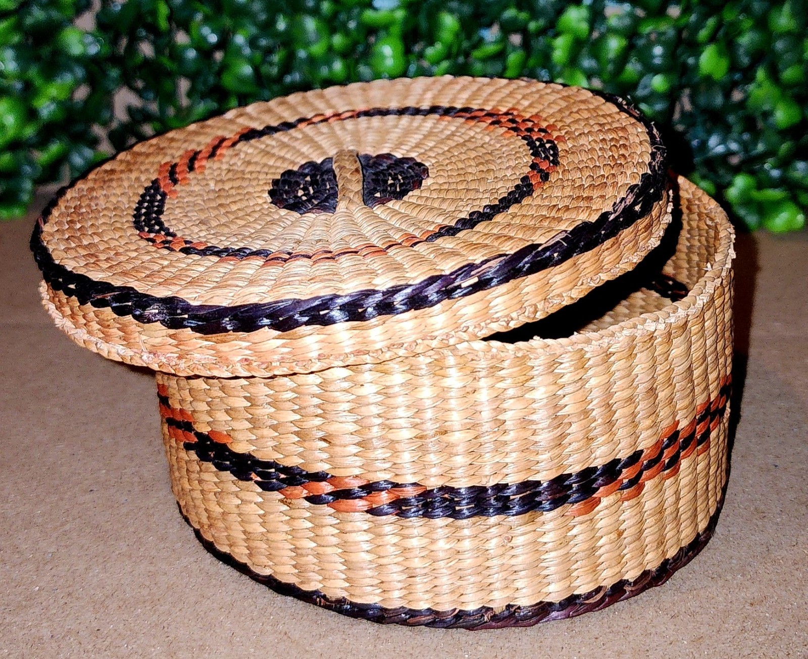 Vintage ● Boho ● SWEET SEA GRASS Lidded Basket ● WOVEN ● RARE ● 6.5\