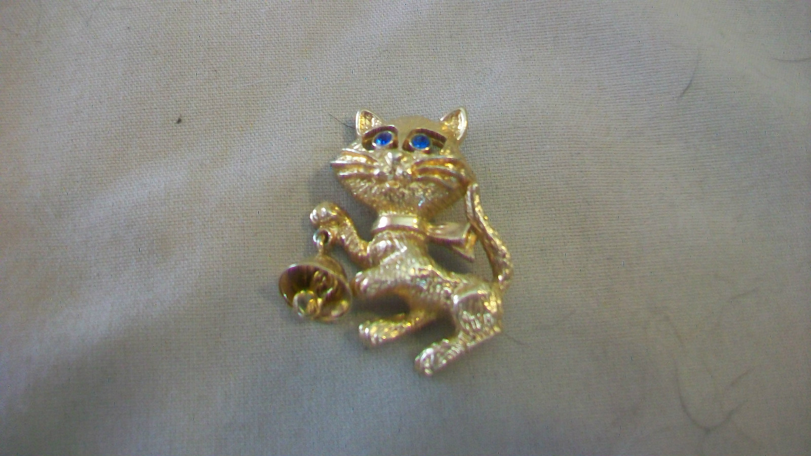 VINTAGE AVON GOLD TONE METAL CAT WITH BELL & BLUE EYES PIN #15350