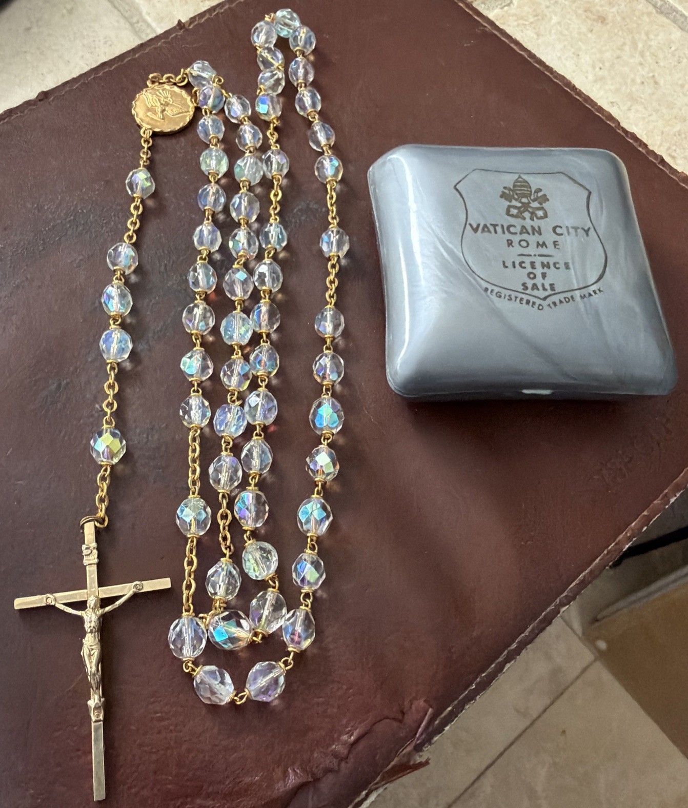 VINTAGE ROSARY VATICAN CRYSTAL GOLD TONE FACETED CRYSTAL AURORA BOREALIS W/CASE