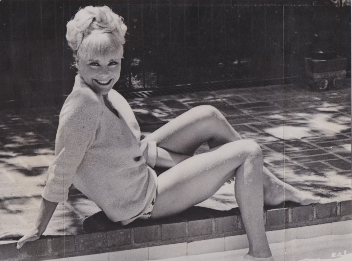 1965 Press Photo Leggy Actress Elke Sommer poses at the Swimming Pool
