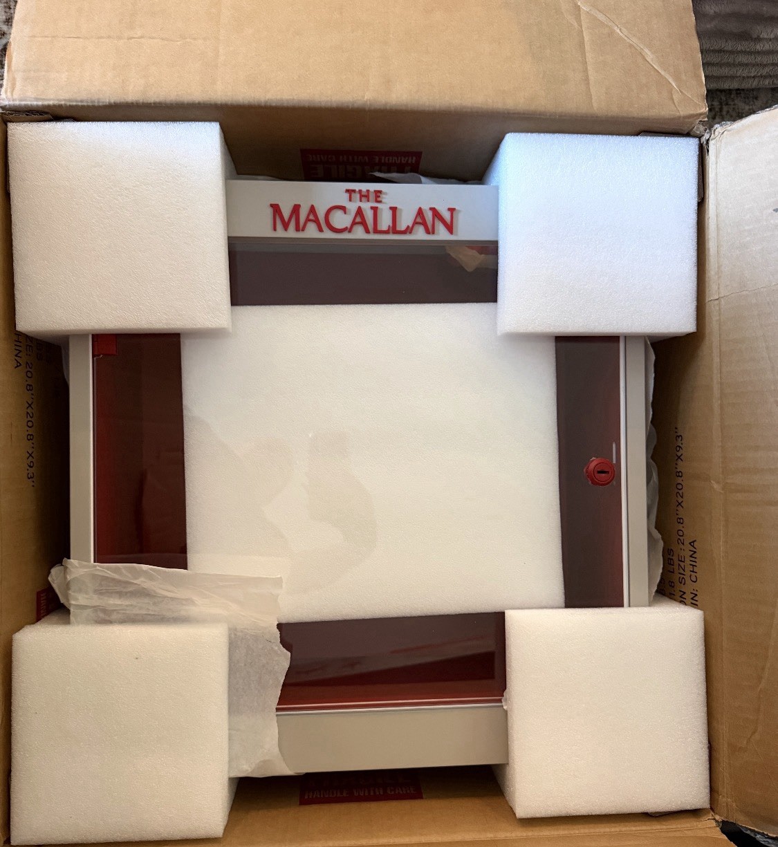 ((Super Rare)) ( THE MACALLAN )  EXCLUSIVE BOX WITH KEY. NEW IN BOX