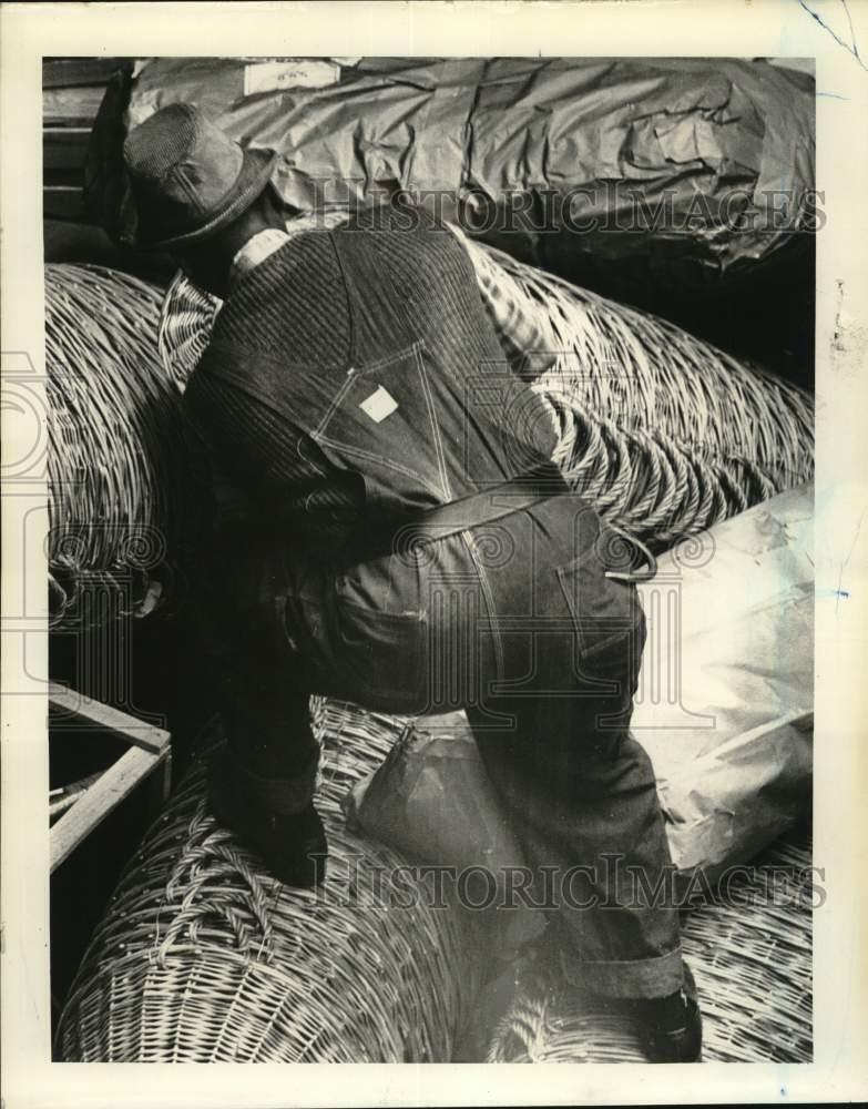 1968 Press Photo Longshoreman Working to Move Wicker Baskets in Ship\'s Hold