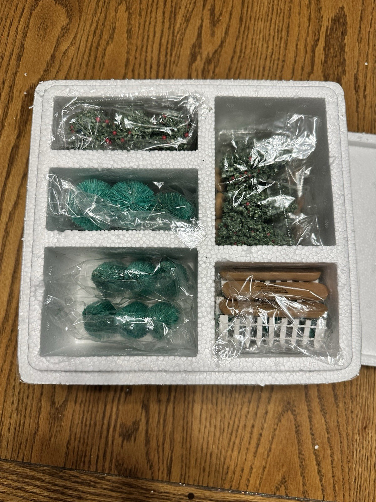 Hawthorne Village: 2004 “Shrubbery” Accessories Set 🌳 Hawthorne Village: 2004 “Shrubbery” Accessories Set 🌳