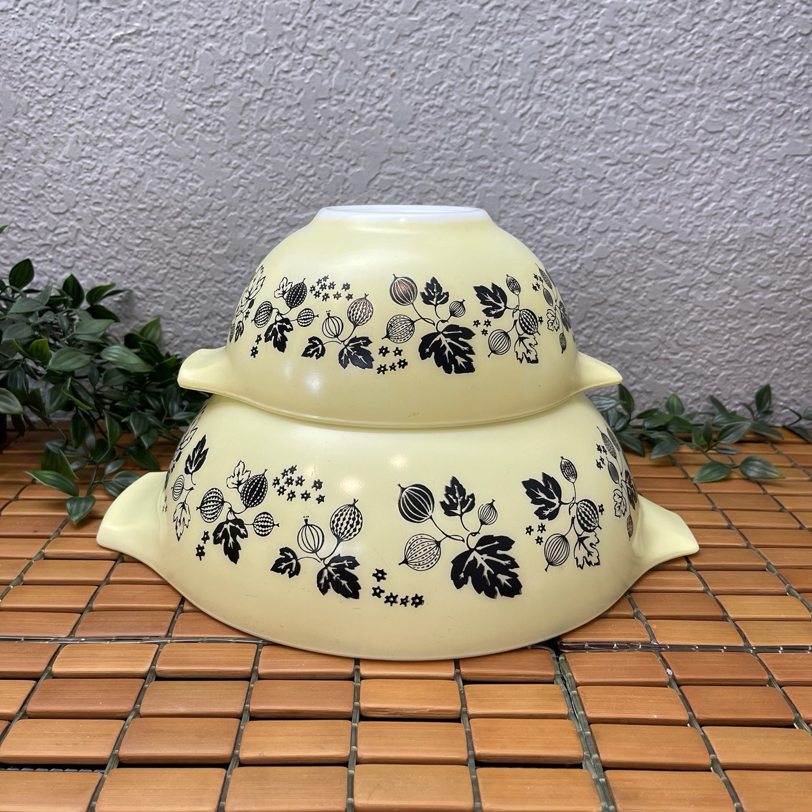 Vintage Pyrex Gooseberry Cinderella Bowls Yellow Black 444 4-Qt & 442 1.5-Qt Set