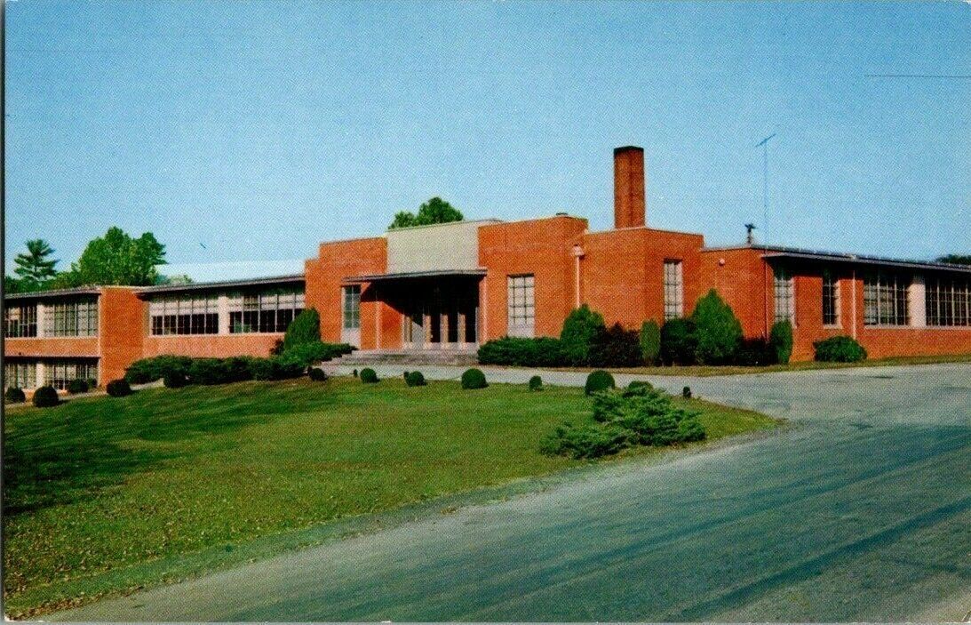 1950\'S. HIGH SCHOOL. FRANKLIN, NC POSTCARD. BQ5