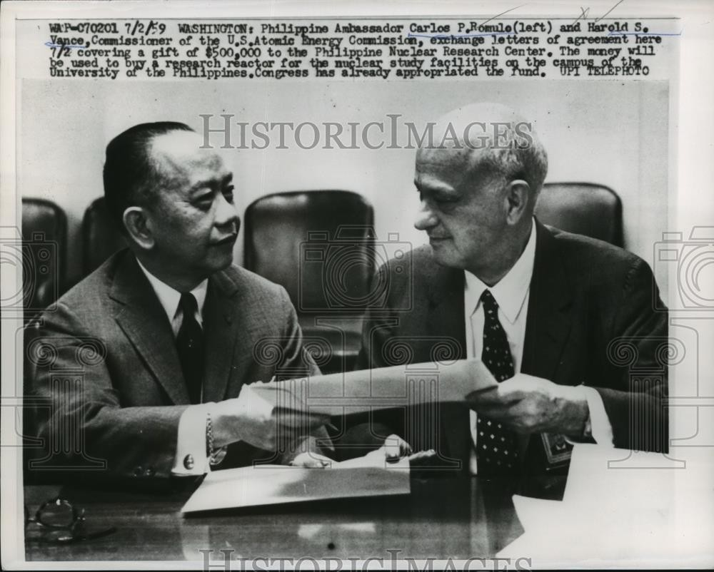 1959 Press Photo Carlos P Romule & Harold S Vance Exchange Letters of Agreement