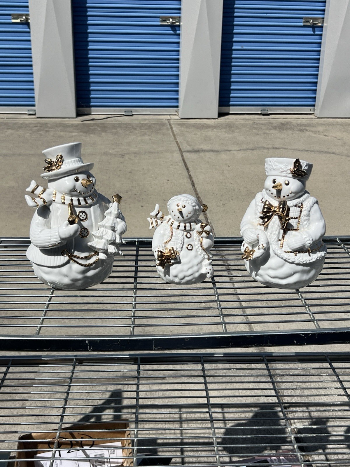 Vintage Traditions 3 PIECE PORCELAIN SNOWMAN FAMILY White with Gold Trim 220301