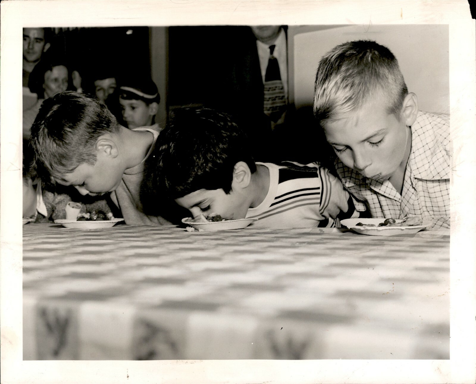 LG922 1950 Orig Photo CHERRY PIE EATING CONTEST Boys Stuffing Faces Chicago Fair LG922 1950 Orig Photo CHERRY PIE EATING CONTEST Boys Stuffing Faces Chicago Fair