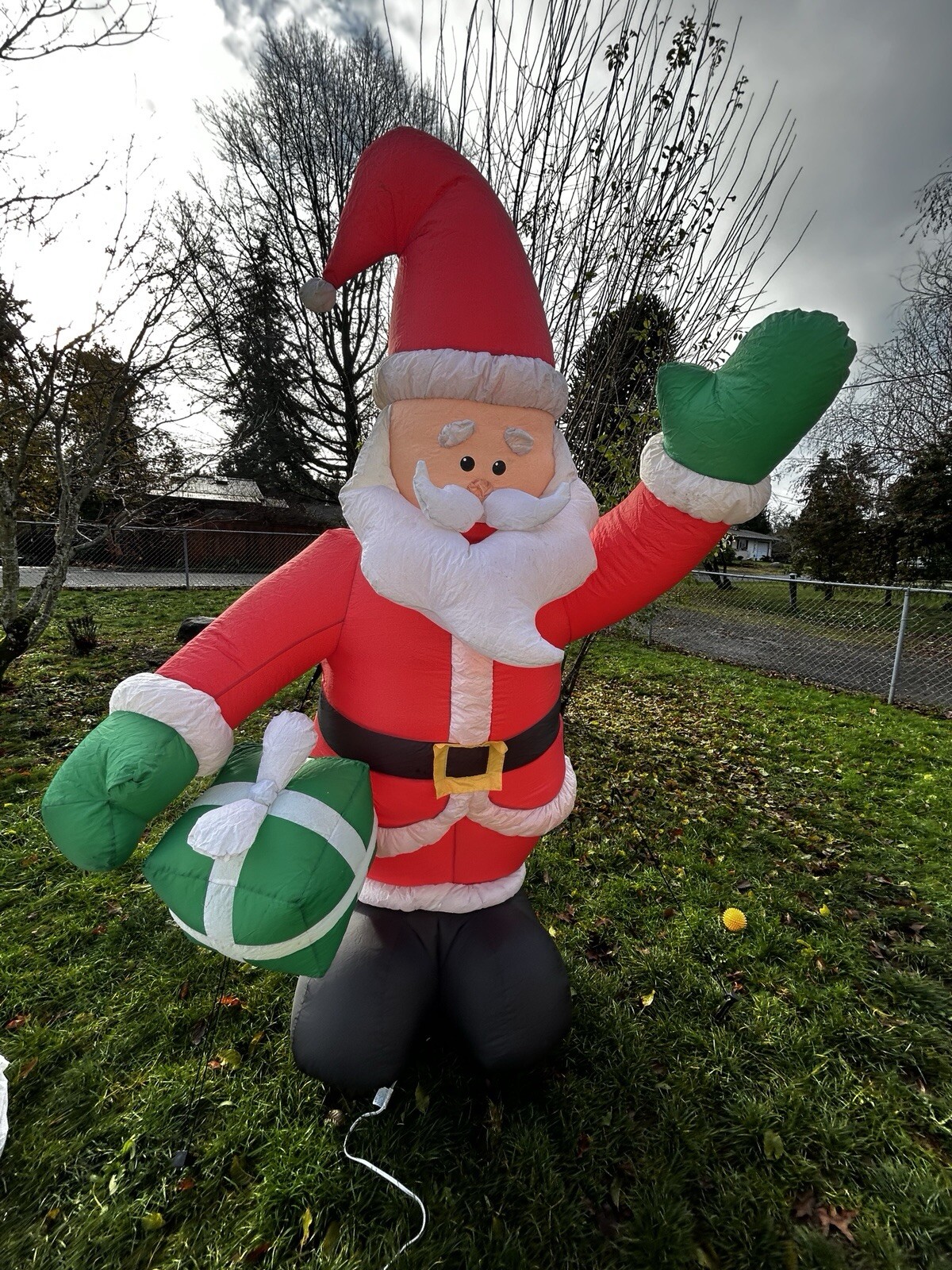 Gemmy 8 Ft Light-Up Airblown Santa w/ Gift – Tested Working – w/ Box