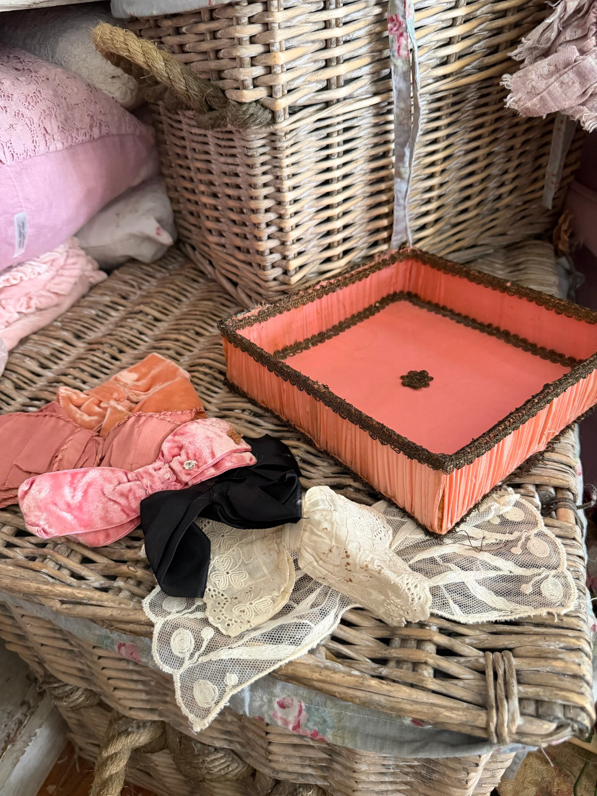 Collection Antique Silk Ribbon Bows In Ruched Box Collection Antique Silk Ribbon Bows In Ruched Box