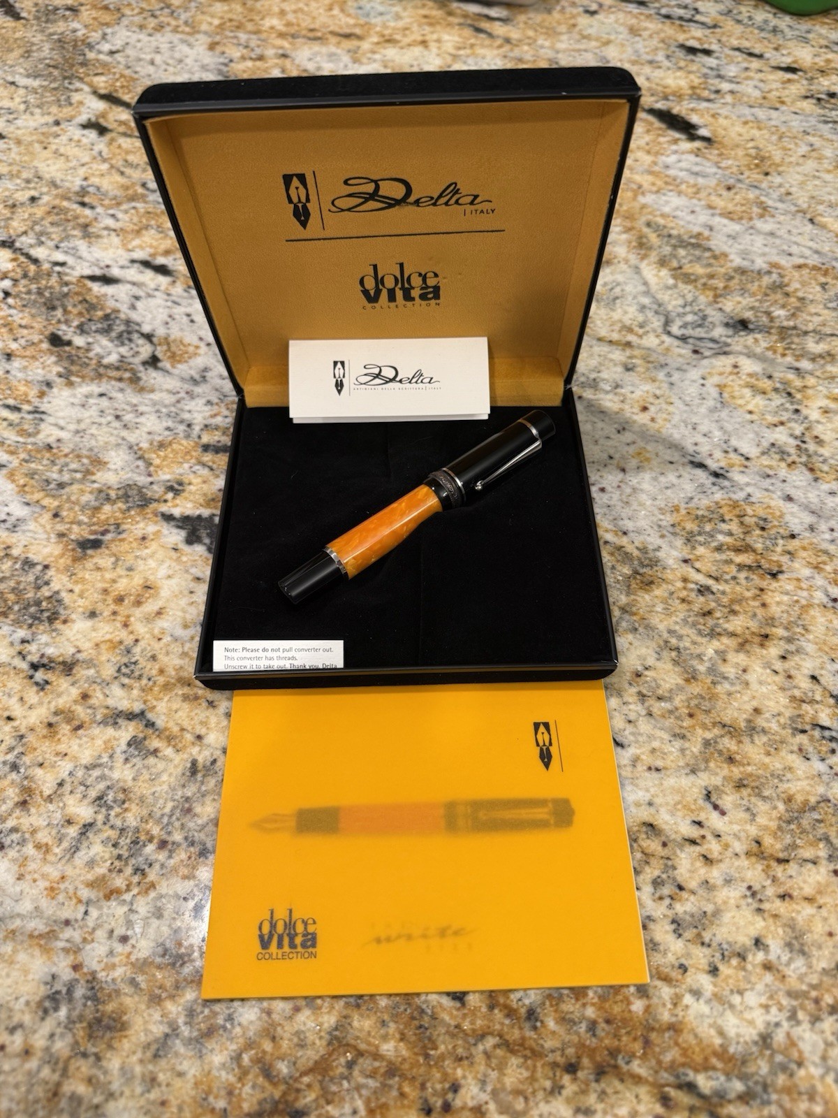 Delta Dolcevita Original Fountain Pen 14k Gold Fine Nib Orange Resin Delta Dolcevita Original Fountain Pen 14k Gold Fine Nib Orange Resin