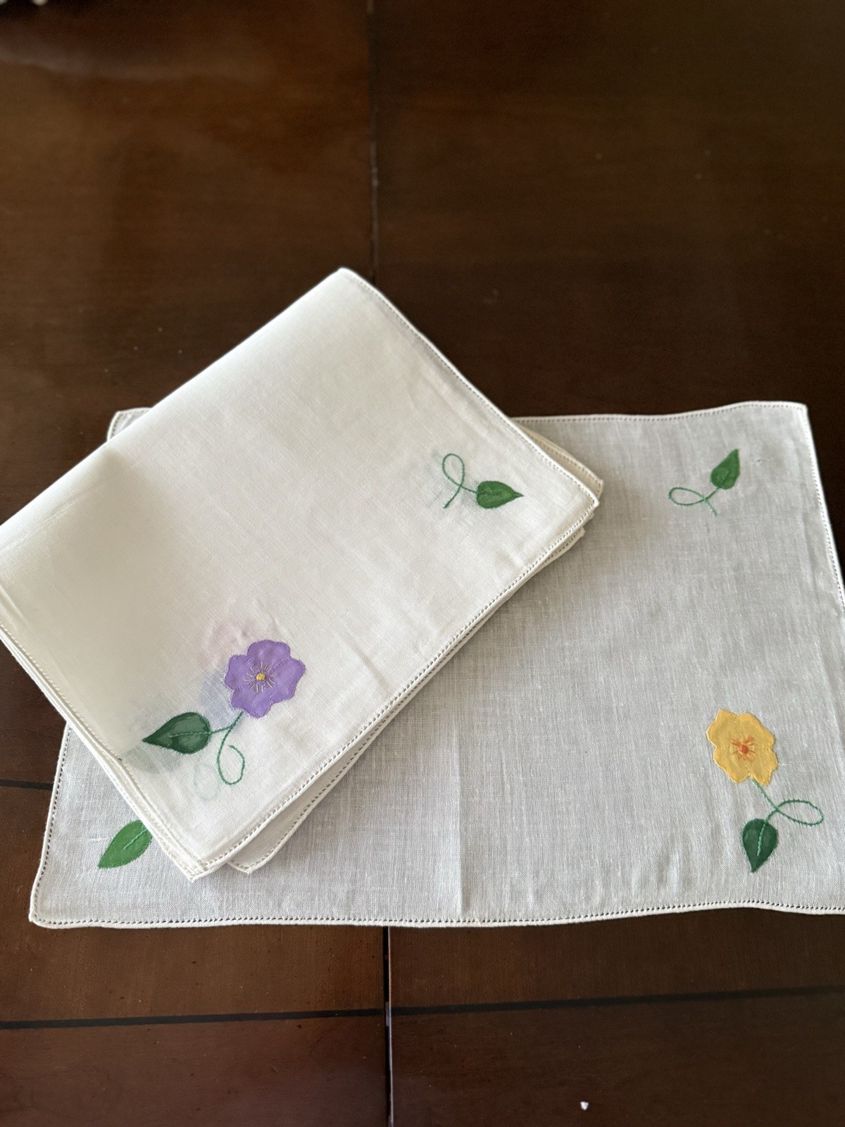 Beautiful VTG Placemats 6 @ 12” x 18” White Linen Placemats w/Appliquéd Flowers