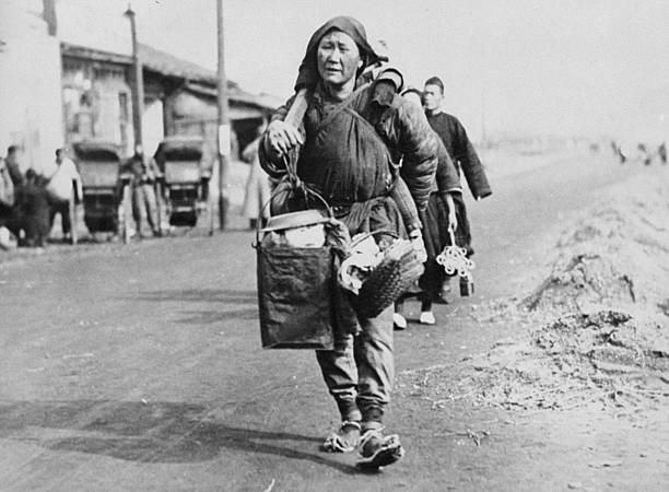Chinese refugees on the road outside of Woosung during the Sino-Ja .. Old Photo Chinese refugees on the road outside of Woosung during the Sino-Ja .. Old Photo