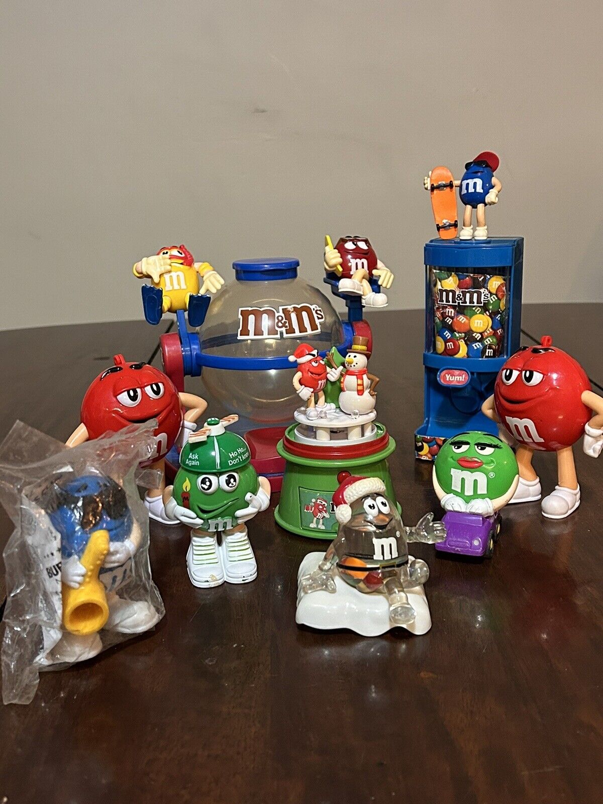 Lot 9 - Collectible M&M Dispensers and Characters Blue Red 1997 Burger King