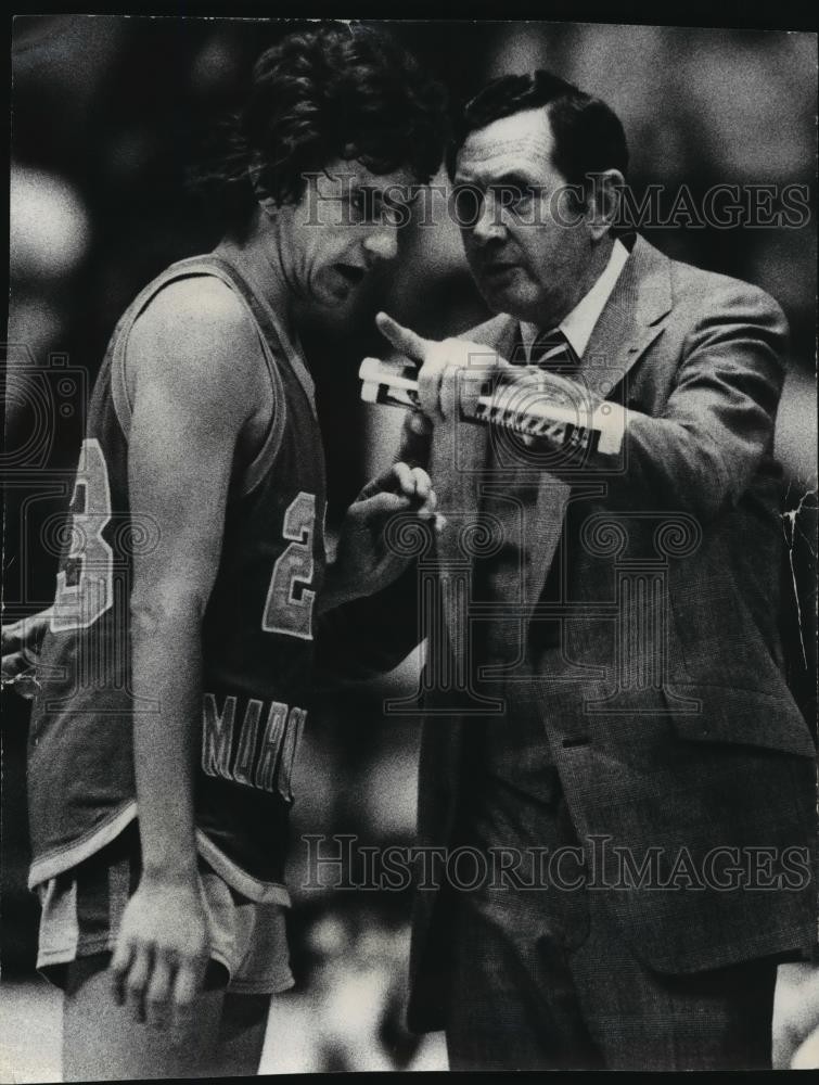 1977 Press Photo Marquette Basketball Player Jim Boylan And Coach Hank Raymonds