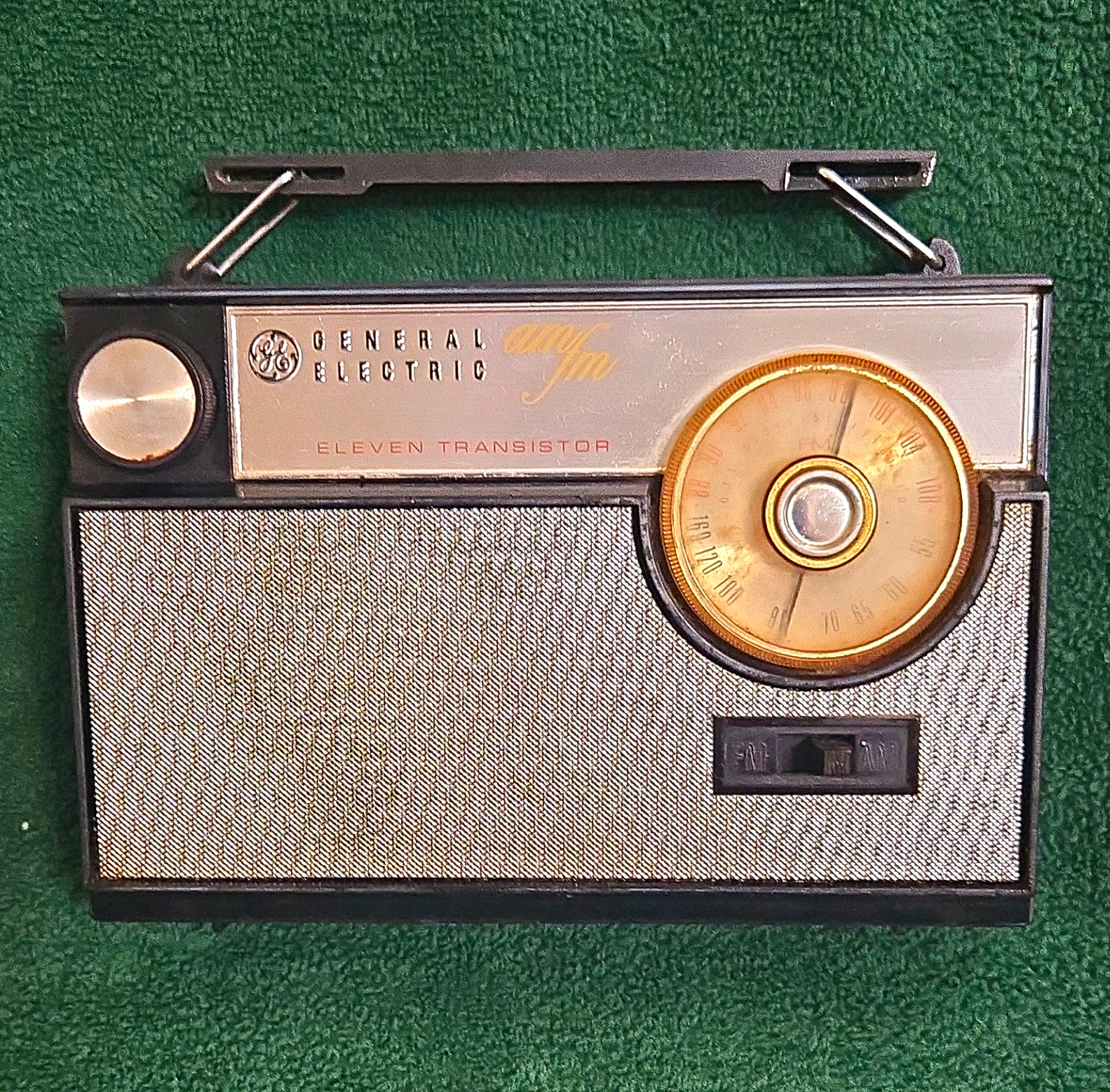 Vintage working 1960s General Electric P1815 AM/FM Transistor Radio - no antenna Vintage working 1960s General Electric P1815 AM/FM Transistor Radio - no antenna
