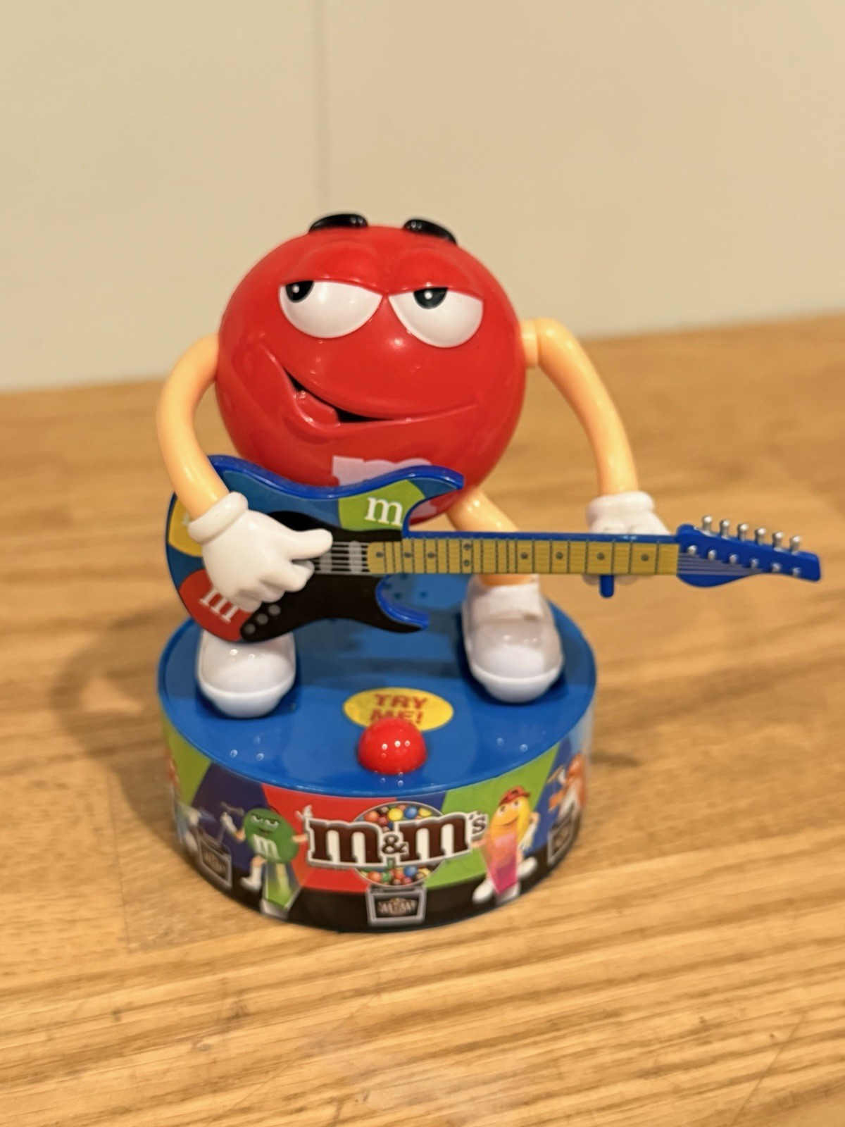 M&M\'s ROCK STAR RED - GUITAR PLAYER - Tested & Working Fast 