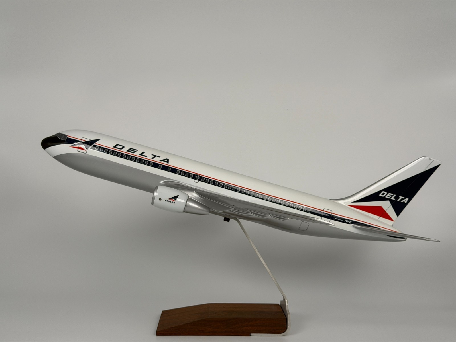 1/100 Scale Wesco Delta Air Lines Boeing 767-200 Widget Vintage Model Aircraft