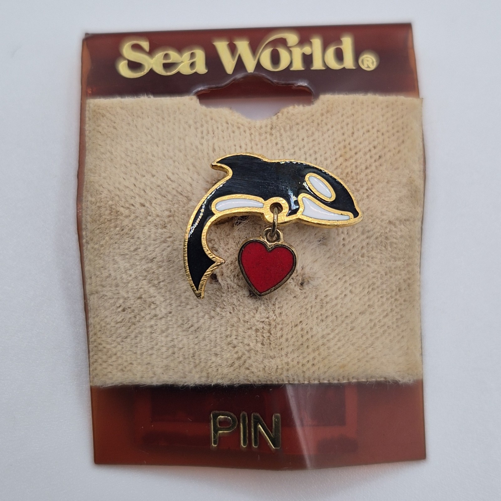 New Vintage 80s SeaWorld Shamu Orca Killer Whale w/ Dangle Heart Charm Pin Merch