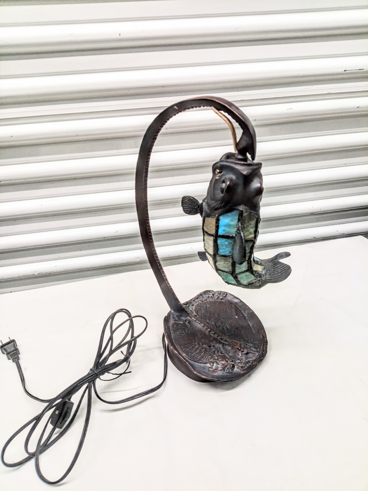 Antique Bronze Slag Glass/Mosaic Fish & Stingray Table Lamp. Great Condition 