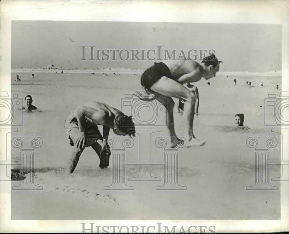 1941 Press Photo British Soldiers Playing in Refreshing Waters of Mediterranean