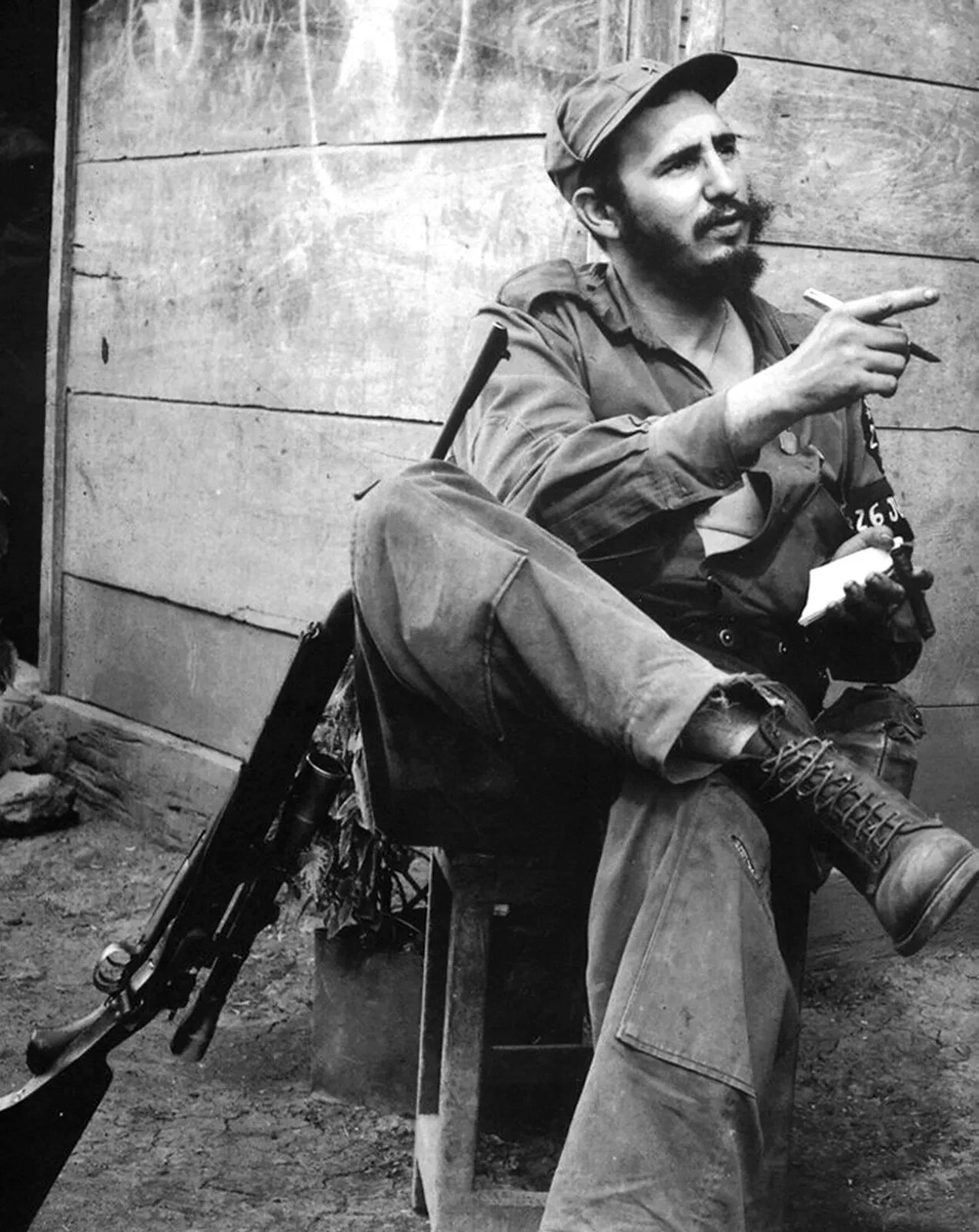 1959 FIDEL CASTRO Sitting with Rifle Historic Revolutionary Picture Photo 4x6 1959 FIDEL CASTRO Sitting with Rifle Historic Revolutionary Picture Photo 4x6