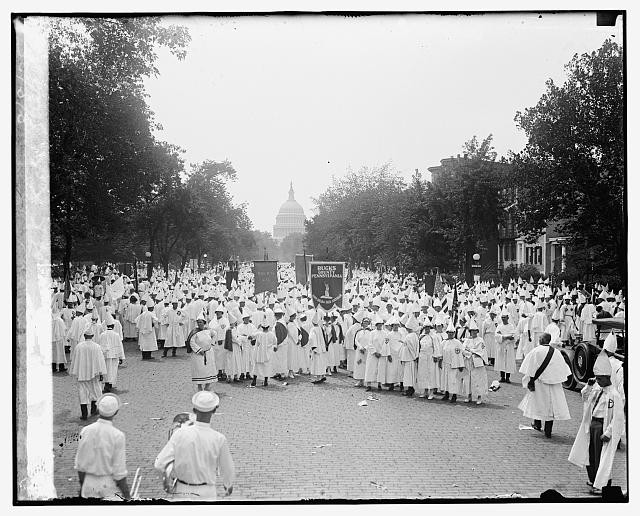 Photo:Washington DC 1925 KKK Parade Formation U.S. Capitol White Robes