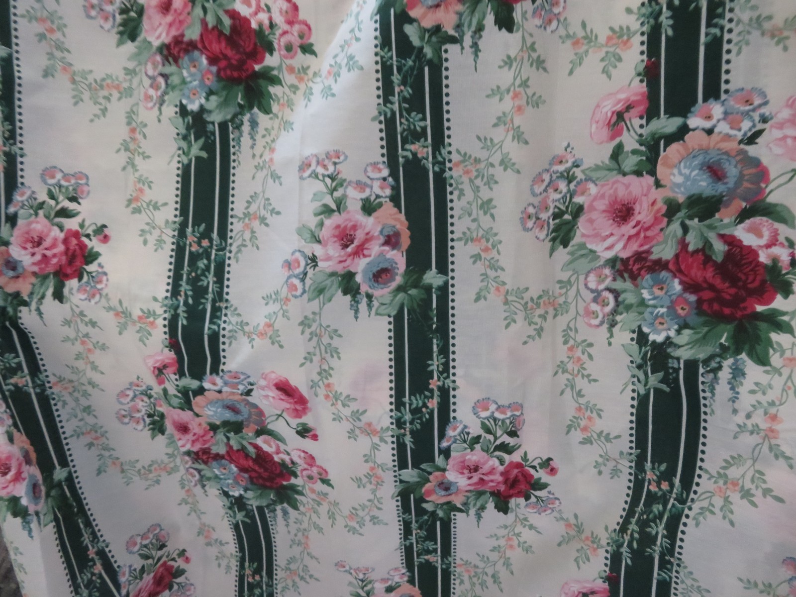 Vintage ROMANTIC Pink Rose Bouquets Victorian Style So80\'s Barkcloth Look fabric