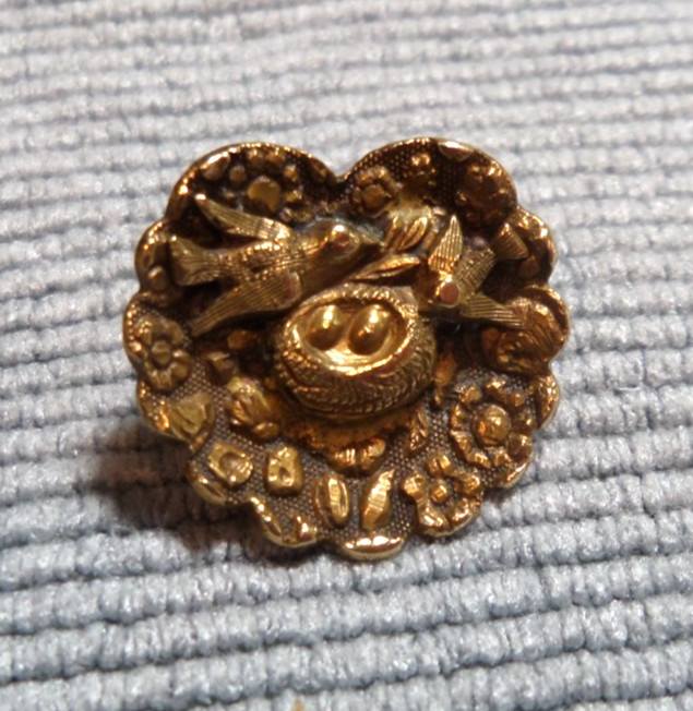 Vintage Antique Metal Picture Button HEART SHAPE NESTING LOVE BIRDS