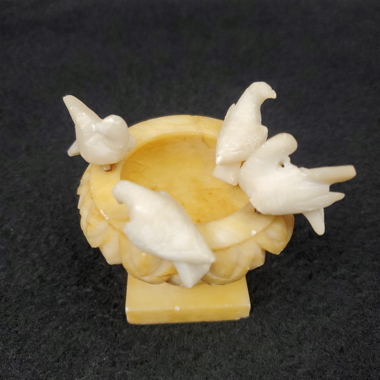 Alabaster Hand Carved Marble Pedestal Bird Bath With 4 Doves 3” Diameter Italy 