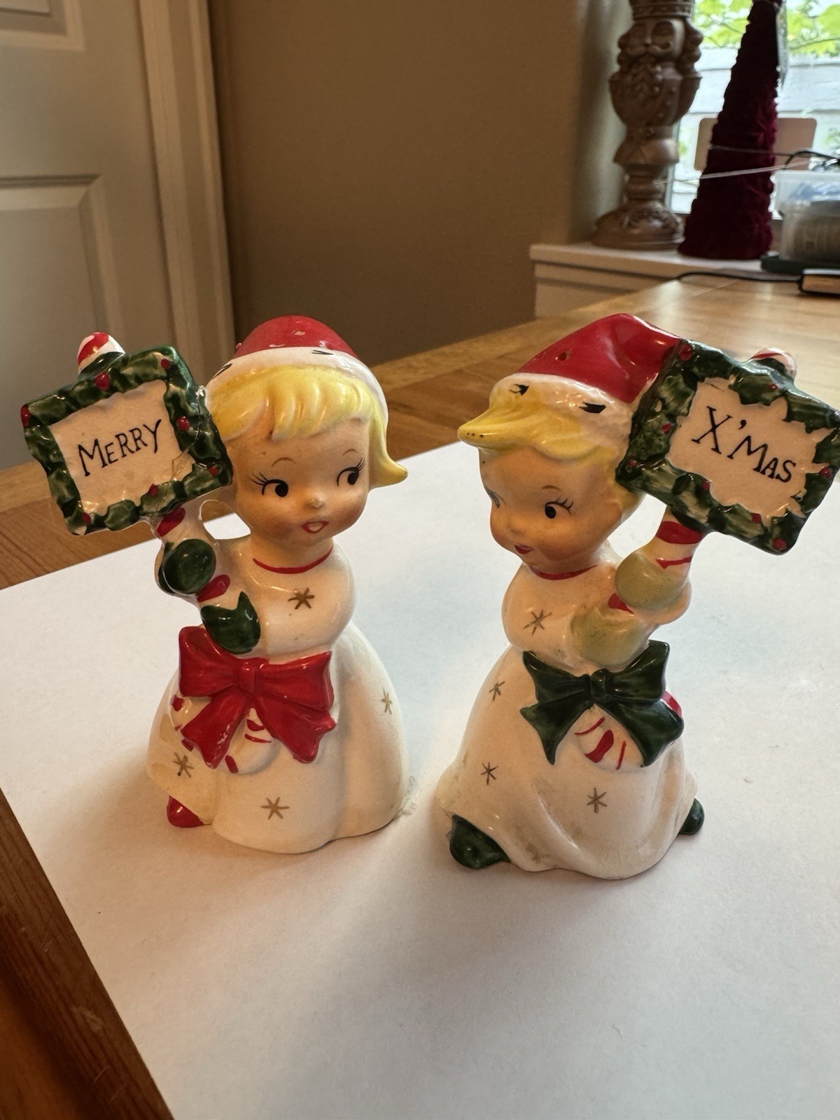 Vintage Napco Ceramic Christmas Boy And Girl Merry Christmas Sign Salt And Peppe