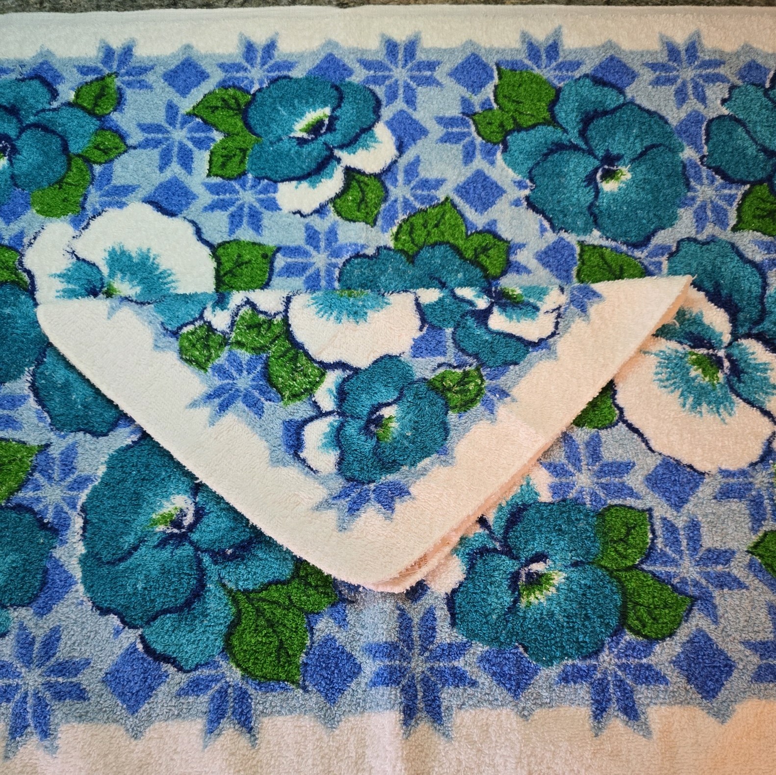 Vtg New Cannon Set Vibrant Green, Blue, White Floral Bath Towel /washcloth Set 2