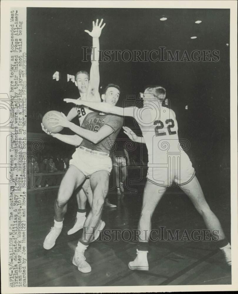 1952 Press Photo Mark Workman in lay-up shot against William & Mary, Raleigh, NC