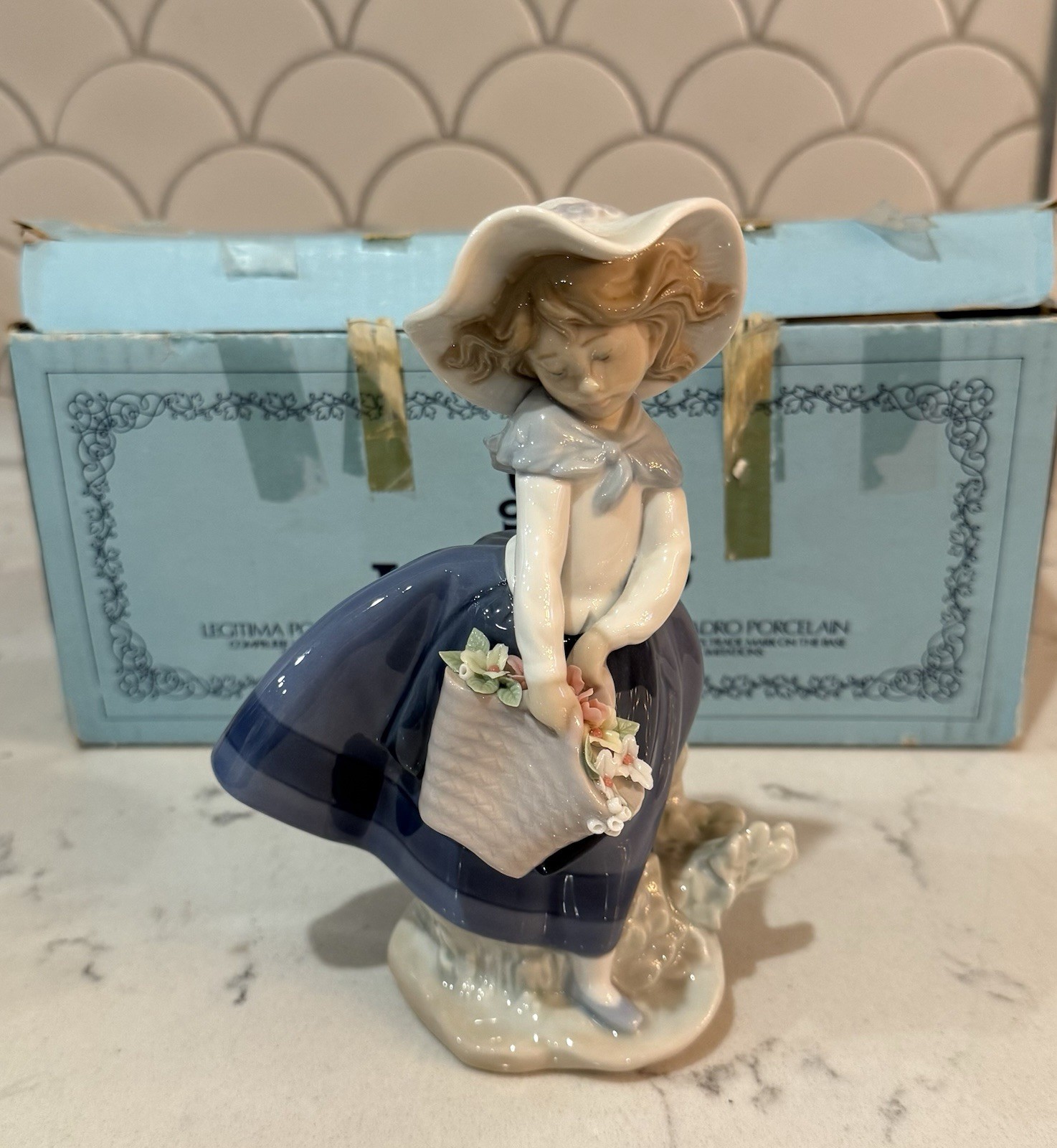 Lladro “Pretty Pickings” 5222 ARTIST SIGNATURE With Box Lladro “Pretty Pickings” 5222 ARTIST SIGNATURE With Box