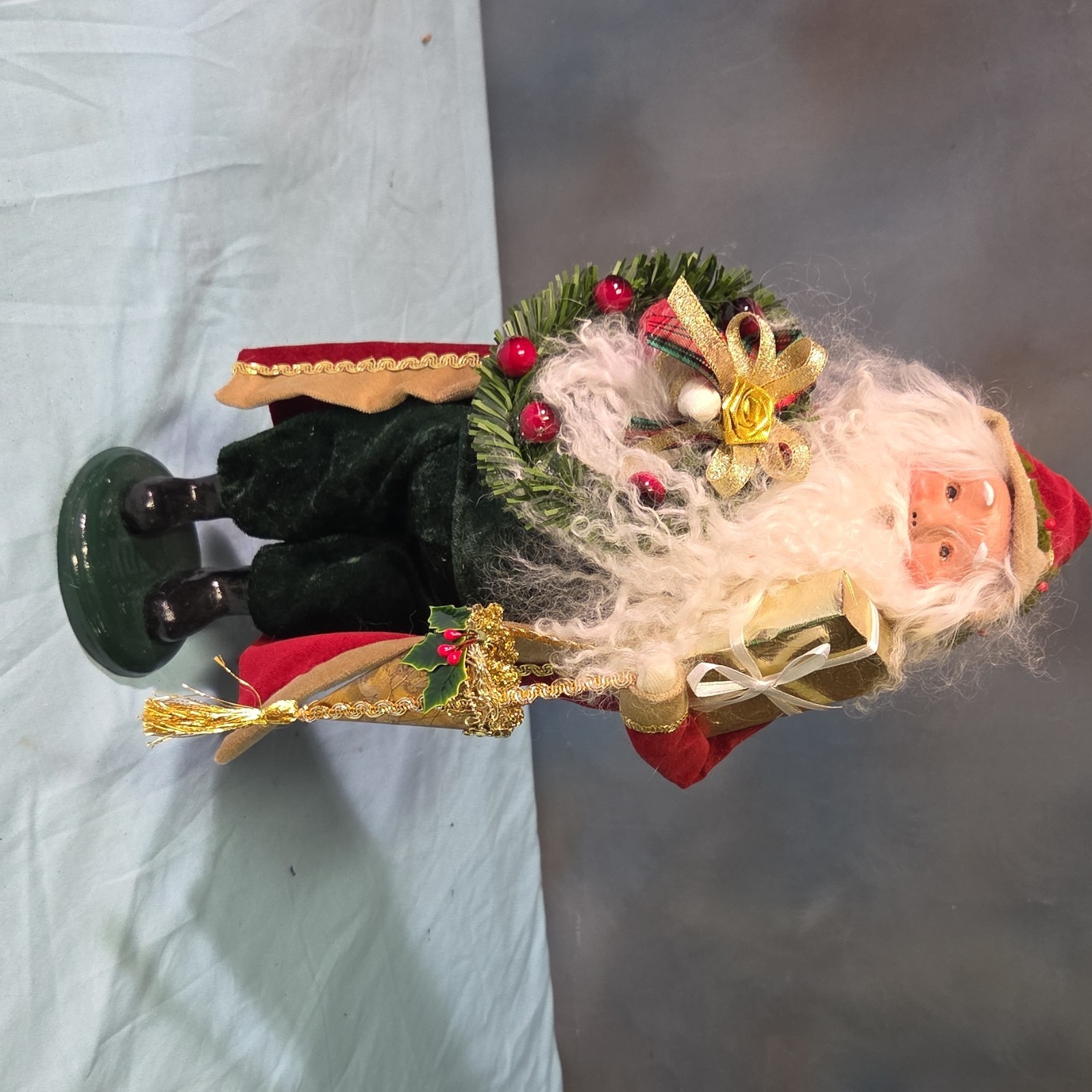 2009 Byers' Choice Carolers Santa Figurine Wreath Victorian Gift Hand Painted