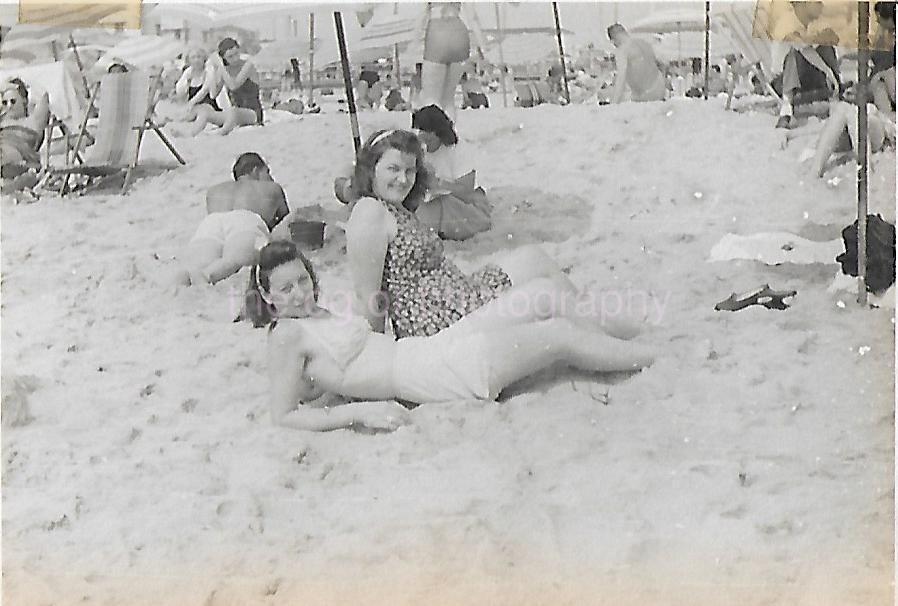 A DAY AT THE BEACH Women FOUND PHOTOGRAPH Black+White ORIGINAL 211 47 N