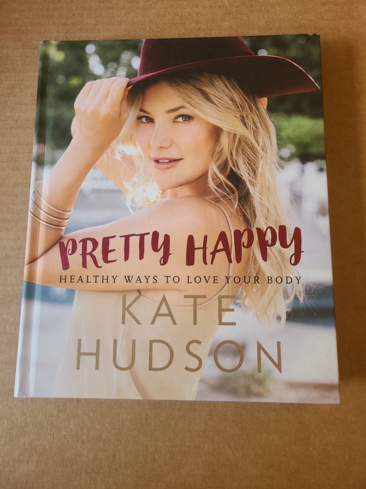 KATE HUDSON SIGNED - PRETTY HAPPY HEALTHY WAYS TO LOVE YOUR BODY 