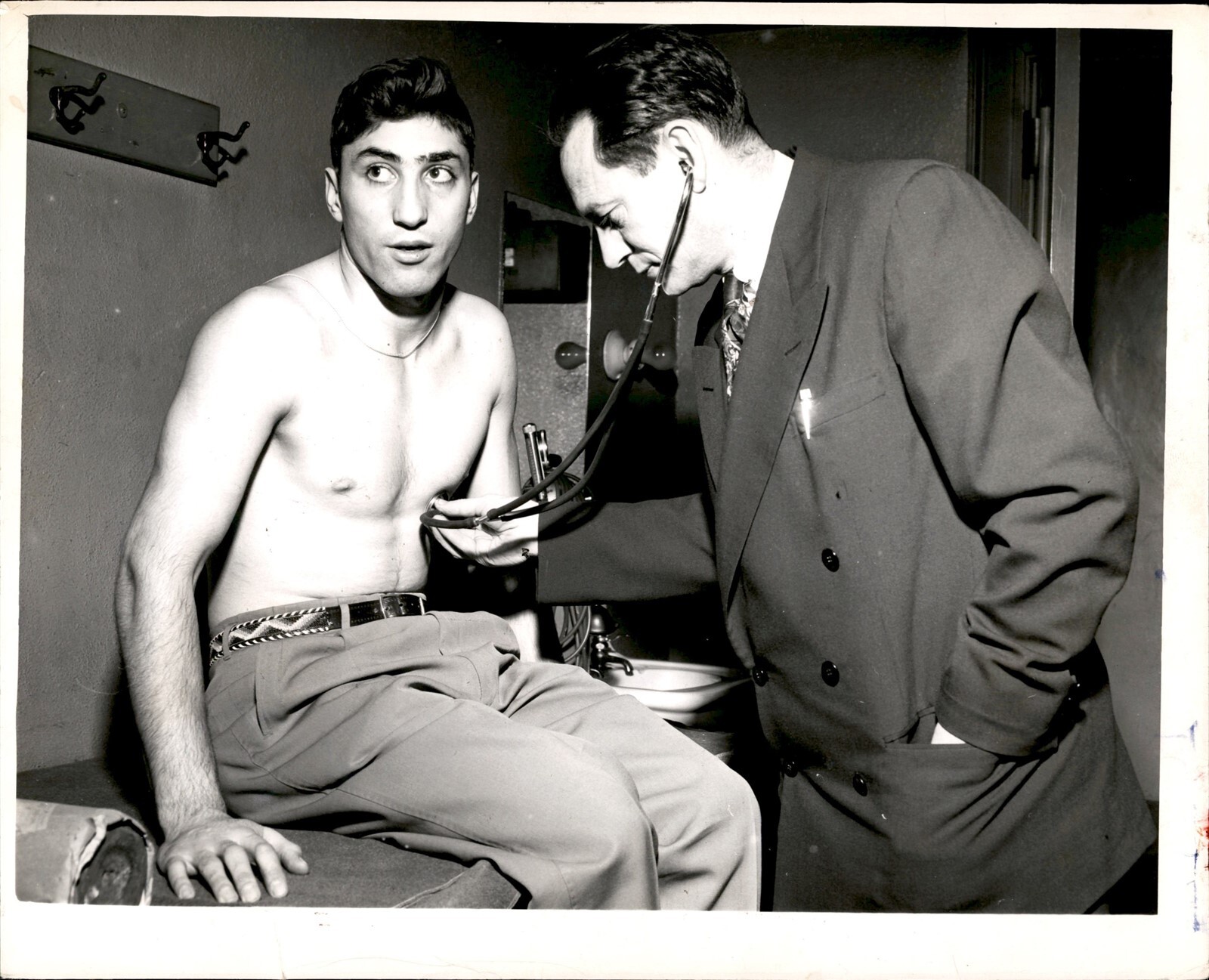 LD297 1953 Orig Photo MPLS MIDDLEWEIGHT JIM SCALZO PRE-FIGHT CHECK-UP YALE KATZ LD297 1953 Orig Photo MPLS MIDDLEWEIGHT JIM SCALZO PRE-FIGHT CHECK-UP YALE KATZ
