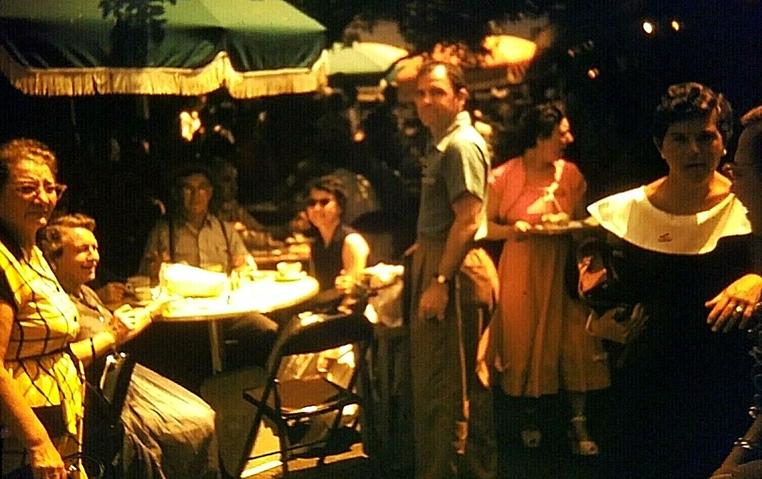 ST14 ORIGINAL KODACHROME 1960s 35MM SLIDE IRISH FAMILY EATING DINNER OUTDOOR