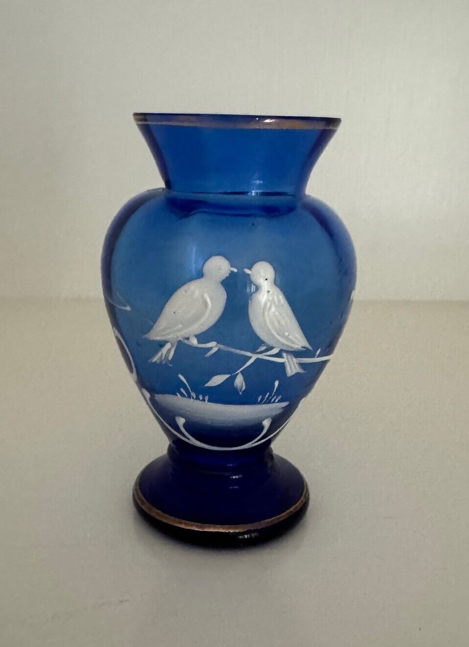  UNIQUE VINTAGE LATE 1940'S SMALL GERMAN BLUE GLASS VASE WITH 2 BIRDS MOTIF