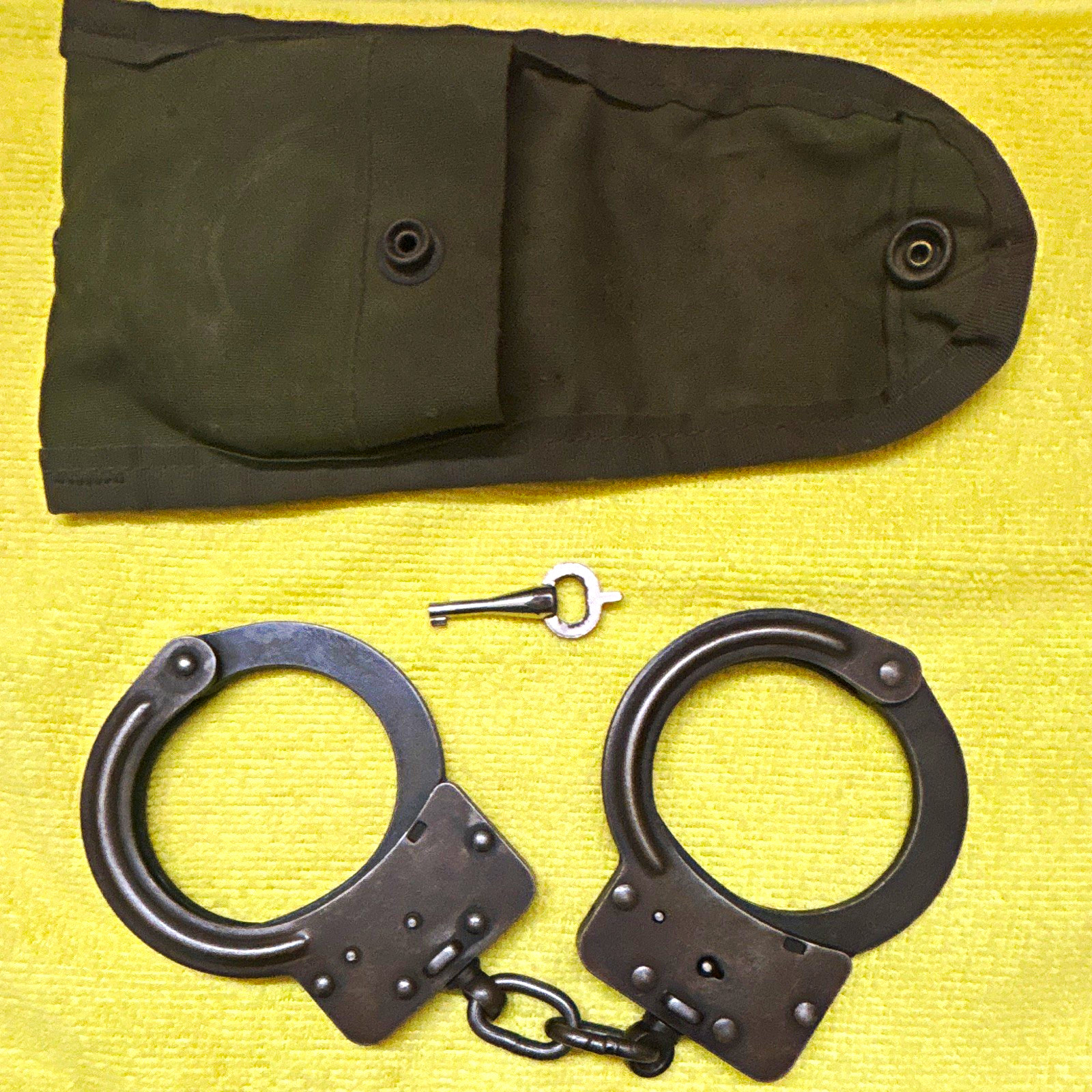 Crockett & Kelly Inc Police Handcuffs w/ Key and Green Cloth Pouch