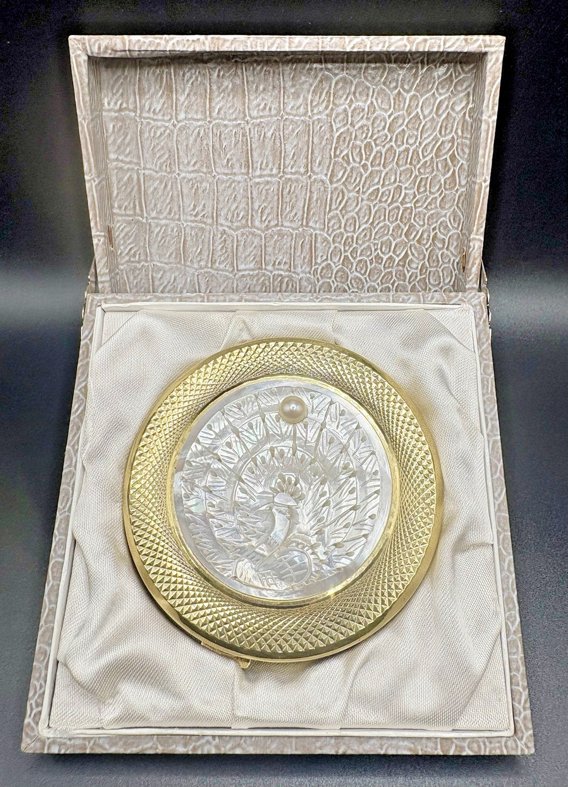 VTG c1950s VANITY COMPACT MOTHER OF PEARL CARVED EXCELLENT CONDITION