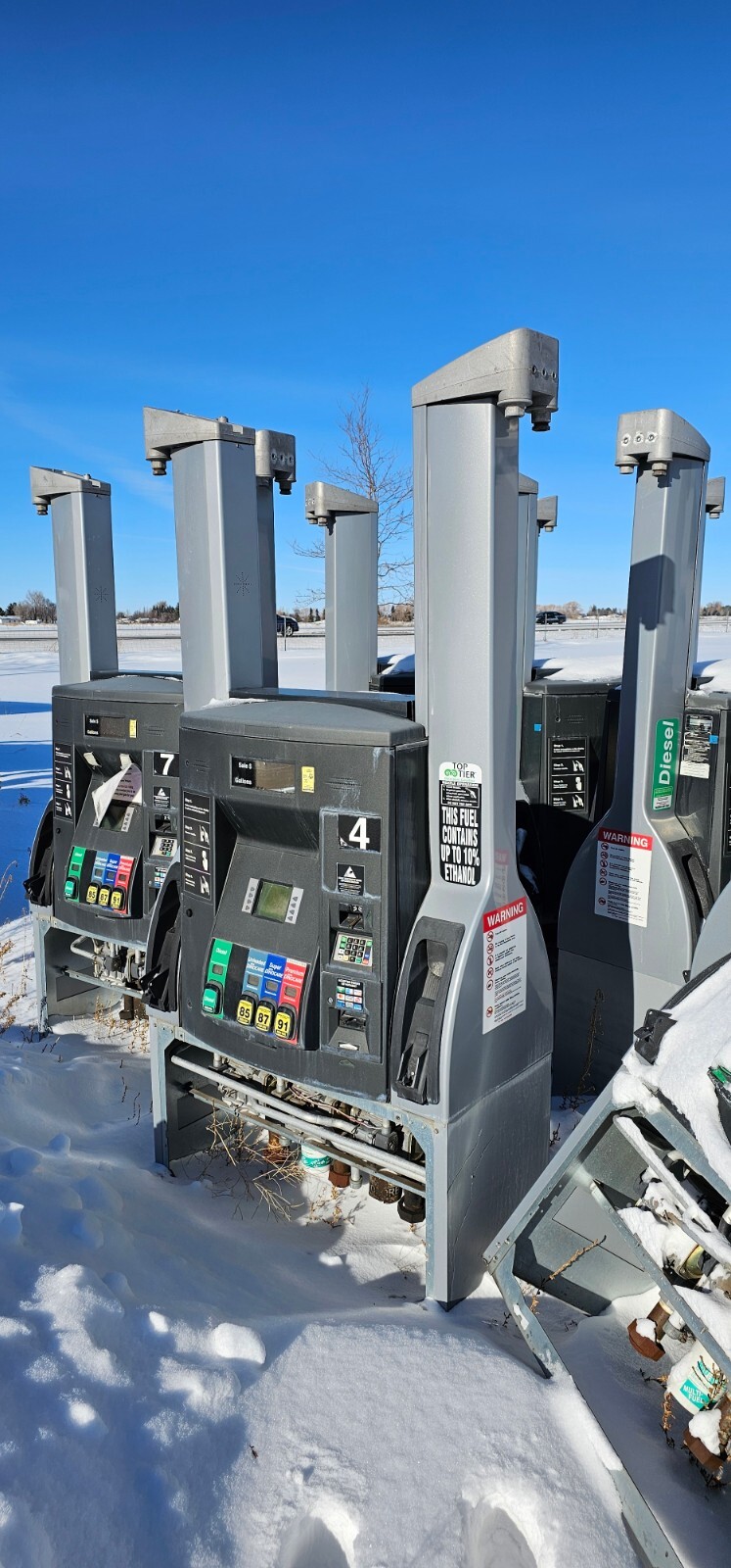 8 Wayne Gas Pumps Model B23/4220D6/KLT/RZ; Card reader only accepts swipe