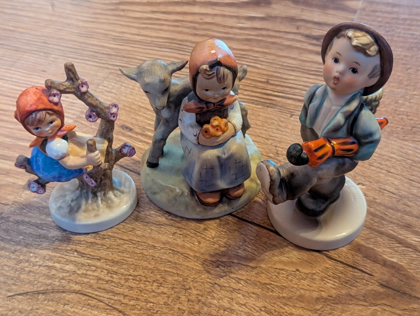 Lot x 3 Vintage Goebel Hummel - Apple Tree Girl, Good Friends, Globe Trotter Lot x 3 Vintage Goebel Hummel - Apple Tree Girl, Good Friends, Globe Trotter