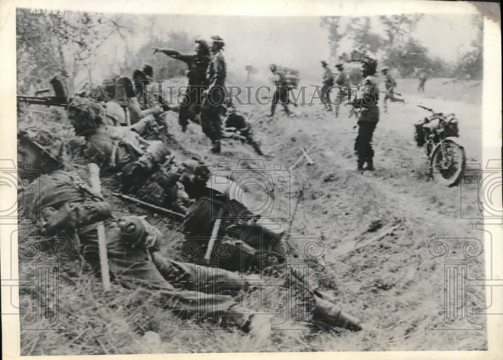 1944 Press Photo World War II British troops in action near Caen, France